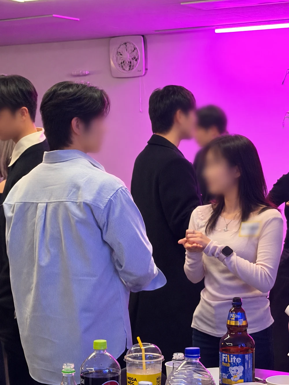 상대와 마주 보고 손짓하며 이야기하는 장면, 얼굴 가림 적용