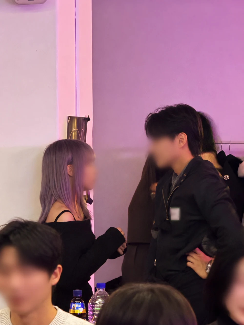 AI 보정된 대화 사진의 느린 확대 모션